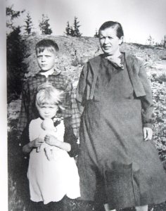 Erik Käki Yläneellä 1941 otetussa kuvassa Aune-äitinsä ja Anja-sisarensa kanssa.