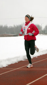 Viialan Ympärijuoksun naisten sarjan voittaja Anna-Mari Knuuti ei antanut haastavien olosuhteiden häiritä, vaan teki uuden reittiennätyksen.