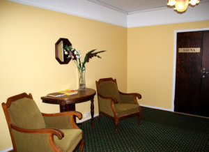 Hotelli on remontoitu ja sisustettu tyylimukaisesti aula-ja käytävätiloja myöten.