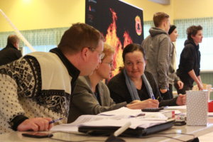 Thomas Penttilä (vasemmalla), kilpailun johtaja Mervi Koivuniemi ja järjestösihteeri Nina Vuori tarkastivat teoriaosuuden vastauksia.