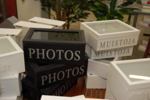 Laatikkoihin voi säilöä tärkeimmät muistot ja valokuvat.