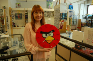 Nina Leinivaara esittelee Angry Birds -kelloa, joka sopii lahjaksi nuoremmalle väelle.