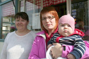 Mirka Tuomisen pitämällä Aseman kesäkioskilla poikkesi tiistaina Elina Reinola yhdessä lastensa Pihlan, 5 kuukautta, (sylissä) sekä 5-vuotiaan Viljan ja 2-vuotiaan Pyryn kanssa. Perhe on muuttanut tammikuussa Kangasalta Asemalle, jonne toivat kiva ympäristö ja kiva talo.
