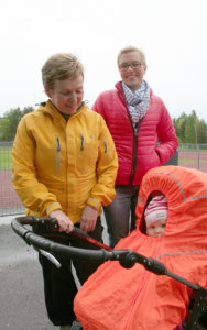 Johanna Ukkonen (vas.) ja Reetta Orava ovat Toijalan Vauhdin tämän kevään juoksukoululaisia. Johannan kanssa lenkille on päässyt myös 10 kuukauden ikäinen Olivia. Kuva. Tarja Antola.