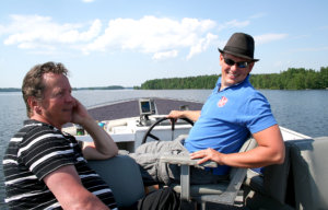 Kalamiesten uusi puheenjohtaja Jarno Hellman (oik.) ja toisen polven kalamies Matti Helin ovat tyytyväisiä Otonsaaren tämän kevään talkoisiin, joilla kohennettiin muun muassa saunaa sekä kalamajan keittiötä.