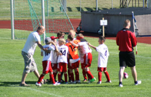 Topan F8-juniorit juhlivat avauspelissä niukkaa yhden maalin voittoa paikallisvastustaja Viialan Peli-Veikoista.