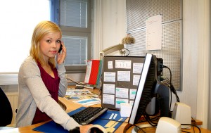 Akaan Seudun ilmoitusmyynnin harjoittelija Minttu Kylmälahti on saanut innostuksensa kv-opintoihinsa kansainvälistä kauppaa harjoittaneelta isoisältään Timo Kylmälahdelta.
