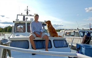 Heikki Haapakosken Elli-koira rakastaa veneilyä ja uimista.