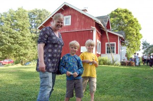Sanna Luoma-aho Nyman sekä pojat Sampo (keskellä) ja Touko nauttivat Nypyn tunnelmasta.