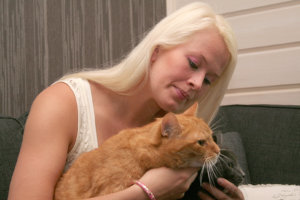 Hannele Kuutti osti vuosi sitten Viialasta mummonmökin, jota hän on remontoinut yhdessä sukulaisten kanssa. Viialaan muuttivat myös kolme kissaa. 