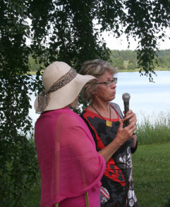Sue Callanan Näkymän kuraattorin Anna-Lea Kopperin haastateltavana Näkymän avajaisissa.