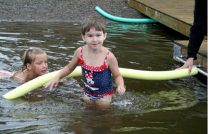 Miina Valkonen ja Eevi Niemi menivät rohkeasti veteen.