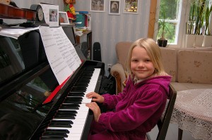Kaisa on jo ehtinyt nuoresta iästään huolimatta käydä pianotunneilla.