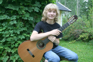 Kasperi Leponiemi on soittanut kitaraa ekaluokkalaisesta lähtien. Kitaransoittoa hän opiskelee Sibelius-Akatemian nuorisokoulutuksessa.