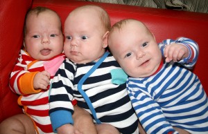 Neljänkuukauden ikäiset Ilma, Unto ja Niilo Koivula ovat vanhempiensa mukaan tyytyväisiä ja rauhallisia vauvoja. Eniten temperamenttiä löytyy pikkusisaruksesta Ilmasta. 
