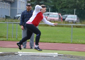 Arsi Harju seurasi tarkasti valmennettavansa Suvi Helinin kilpailutyöntöjä ja harjoituksia Viialan urheilukentällä.