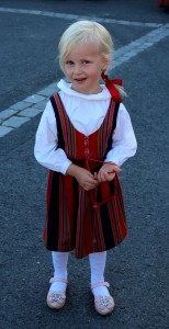 5-vuotias Minja Rehuttu kantoi ylpeästi Sääksmäen mallia, jota kansankielessä nimitetään arkipuvuksi erotukseksi toisesta, kukkakirjailusta Sääksmäen puvusta.