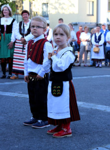Valkealan puku (Pihla Lehtosen yllä) luetaan kuuluvaksi vielä Hämeen pukujen joukkoon. Pihlan kanssa torilla viihtyi Etelä-Pohjanmaan puvun mukaelmaan pukeutunut 4-vuotias Iisakki.