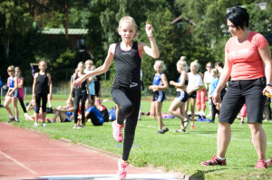 Toijalan Vauhdin Sara Mäkinen hyppäsi 11-vuotiaiden tyttöjen pituudessa tuloksen 2,88. Kuva: Jarno Renko.  