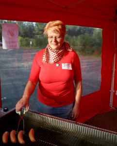 Akaan vanhempainverkoston puheenjohtaja Sari Laaki on pettynyt akaalaisiin, jotka eivät saapuneet Akaan nuorisokahviloiden toiminnan tukemiseksi järjstettyyn hyväntekeväisyyskonsertiin. 