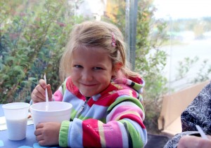 5-vuotiaalle Karla Toivettulalle maistui lohikeitto ja keiton päälle sisällä tarjottu suklaakonvehti. Lehtiuudistuksen sijaan päällimmäisenä toivelistalla olivat uudet, pysyvät etuhampaat.