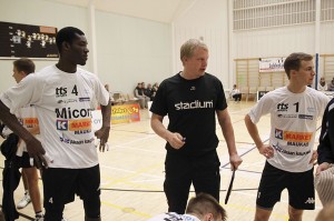 Lauantain ottelussa ohjeita jakoi valmentaja Lauri Tihinen (keskellä).
