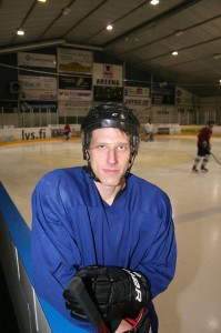 Akaan Kiekon edustusjoukkueen pelaaja-valmentaja Janne Silanderin mukaan jääkiekko merkitsee myös rentoutumista arjen muista kiireistä. – Kun tunnin saa kentällä hikeä päälle, siinä unohtuu kaikki muu.   