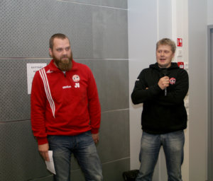 Alueliigassa pelanneen D12-joukkueen valmentajana toimi Juri Virtanen (vas.) ja joukkueenjohtajana Marko Ahlman. 