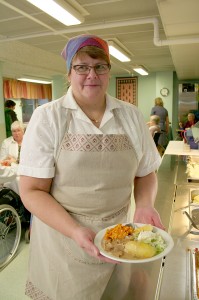 Ravitsemisesimies Tuija Leppimäki Mäntymäen keittiöstä kertoo, että perinnepäivä tarjosi poikkeuksen tavalliseen ruokalistaan.