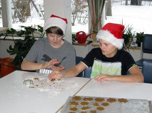 Jani Virolainen ja Niko Nikander leipoivat vanhuksille pipareita muiden opilaiden tavoin.