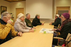 Pöydän äärellä Pentti Hevonoja (vas.), Sirkka Mäkinen, Tauno ja Arja Tauvo ja toisella puolella pöytää Rauha Lehtonen ja Kirsti Kristeri. Pöytäseuruetta puhuttivat sää ja Akaan surkea menestys kuntakyselyssä. Tauvojen mielestä Akaan miinuspuoliin kuuluvat homekoulut ja Viialan terveysaseman sulkemisaikeet. He muistuttavat, että jos Akaa yhdistyy Valkeakoskeen, sinne kulkeminen on autottomilla hankalaa. Sirkka Mäkinen kiittelee, että Hämeen Turistiauto jatkaa kaupungin säästösyistä lopettamia uimahallikuljetuksia. – Kaupungille ollaan vähän näreissään. Nyt näytimme, että päästään me sinne ilmankin. Kiitollisia ollaan Joupin Erkille.