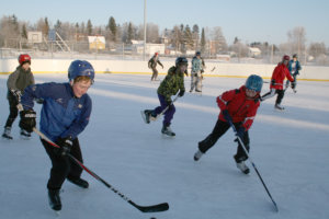 Hirvialhon koulun seitsemäsluokkalaiset pojat pelasivat perjantaina liikuntatunnilla jääkiekkoa.