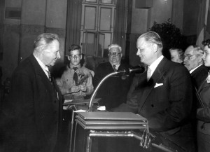 Työväenliikkeen veteraani Edvard Metsola kutsuttiin Suomen Sosialidemokraattisen puolueen kunniajäseneksi puoluekokouksessa Helsingissä kesäkuussa 1955. 