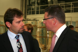 Kaupunginjohtaja Aki Viitasaari keskusteli syksyllä 2008 Tamglassin tehtaan avajaisissa yhtiön toimitusjohtajan Timo Rautarinnan kanssa. myöhemmin Rautarinta toimi Akaassa myös TTT Technologyn toimitsjohtajana.