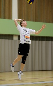 Akaa-Volleyn junioripelaajat osoittivat, että jatkuvuutta tämän kylän lentopalloilulla riittää. Yksi esiinmarssijoista oli kuvan Jere Aalto. Kuva Markku Ruonala.