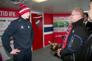 Akaalaisen faniryhmä HIFK 20:n palkinto Helsingin IFK:n parhaalle pelaajalle jääkiekkoliigan runkosarjan osalta meni maalivahti Ville Hussolle. Ylistyssanoista ei loppua meinannut tulla, kun Fan Clubin nokkamies Rauno Joronen (oik.) piti palkintopuhettaan.