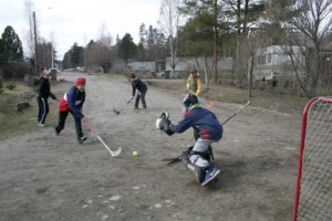 Samu Hakanen (vas.), Santtu Hakanen, Ville Humala ja Tuomas Larmi yrittivät viime viikolla saada pallon Vesa Karirinteen selän taakse.