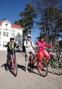 Arvo Ylpön koulun 5A-luokan Lauta Tanni valitsi Joponsa väriksi vaaleanpunaisen, Miisa Korvenaho punaisen ja Milla Salonen vihreän.