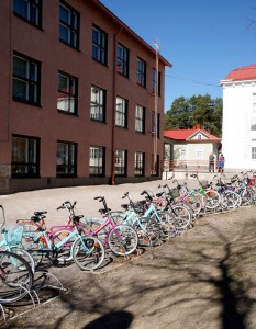 Nopeasti laskettuna Arvo Ylpön koulun pihalla seisoi viitisenkymmentä Jopoa. 