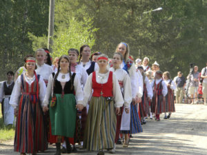 Ritvalan nuoret neidot kulkevat perinteisesti lähtee Raittinristiltä Ritvalan Seurantalonmäelle. Kuvan kulkue on vuodelta 2011.