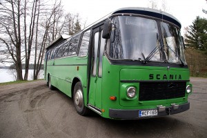 Juhani Peltonen osti matkailuautoksi muutetun vihreän linja-auton viime syksynä kaveriltaan Niemen Konstalta kaverihinnalla. Tätä ennen matkailuauto on palvellut muun muassa Poika ja Ilves -elokuvan filmiryhmän tukikohtana. 