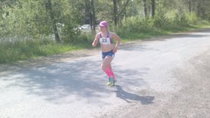 Klaara Leponiemi juoksi helteessä maratonin alle kolmen ja puolen tunnin. Kuva: Aki Ijäs.