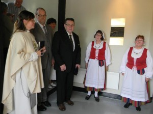 Reliefin vastaanottivat Riina Saastamoinen (vas.) ja Reino Salminiemi ja sen luovutti Erkki Salo. Airueina toimivat Marja-Leena Seppälä ja Kaija Rupponen. 