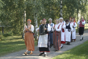 Tuuletuspäivän kulkue saapui Nahkialanjärven rannalle Toijalan keskustasta. Joukkoa johtivat Akaan Kalevalaisten puheenjohtaja Kaisu Mokkila ja haitaristi Sanna Saarinen.