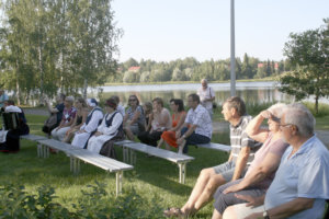 Nahkialanjärven rannalle kokoontuneelle yleisölle esiteltiin muun muassa tapahtuman kansallispukuja.