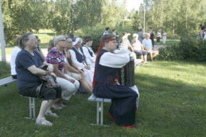 Nahkialanjärven rannalle kokoontuneelle yleisölle esiteltiin muun muassa tapahtuman kansallispukuja.