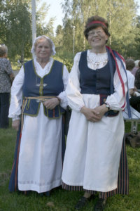 Aino Mäkinen (vas.) oli pukeutunut Koillismaan pukuun ja Aira Riutta Asikkalan pukuun.