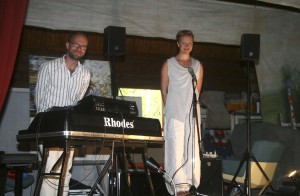 Kari Ikonen esiintyi ensimmäisessä Tarrtila Jazzissa Rhodeseineen ja Moogeineen sekä yksin että laulaja Mia Simanaisen kanssa.