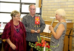 Akaan kirkkoherra Sari Lindström (oik.) ”lahjoi” Ilari ja Birgitta Rantakaria seurakunnan pöytäviirillä ja Marjut Rantakaria tuliaisillaan Unkarista.