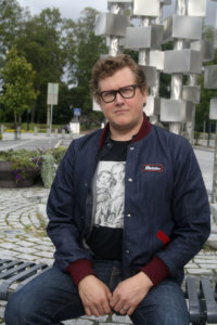 Jukka Salminen on saanut bändinsä oikeille uomille ja valmistelee kolmatta suomenkielistä levyä. Lauantaina Jukka Ässä esiintyy Akaan Hunajahulinoissa ToIjalan torilla kello 13.